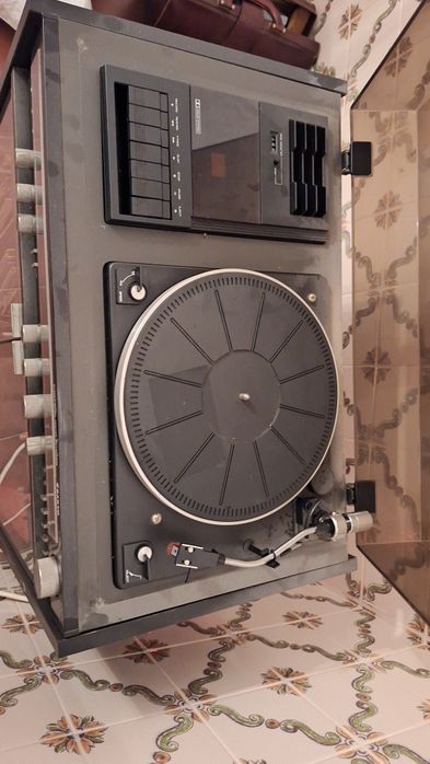 Vendo/Troco Gira discos com gravador e rádio + Móvel
