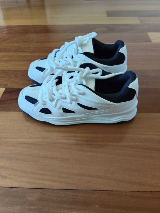 Sapatilhas de skate brancas Bershka com detalhes em contraste