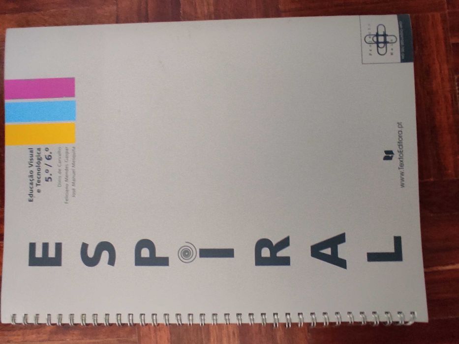 Livros escolares de diferentes anos de ensino e disciplinas