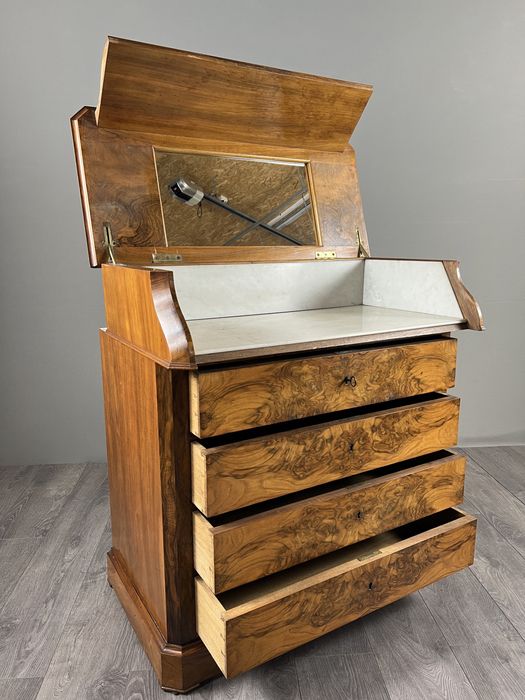 Антикварний комод із дзеркалом