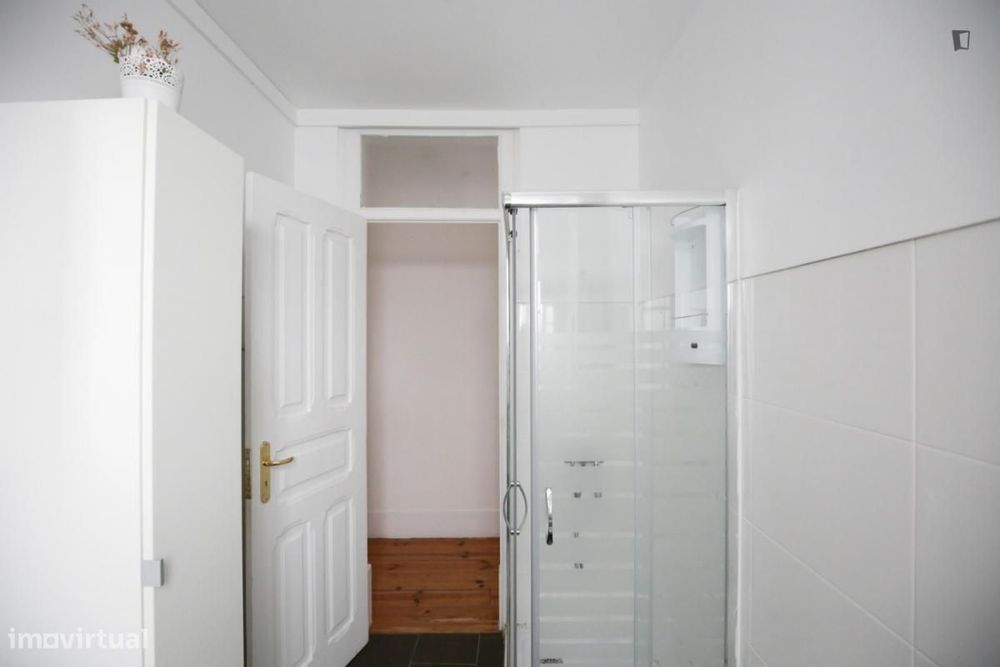 Quarto - localizado em Arroios Lisbon