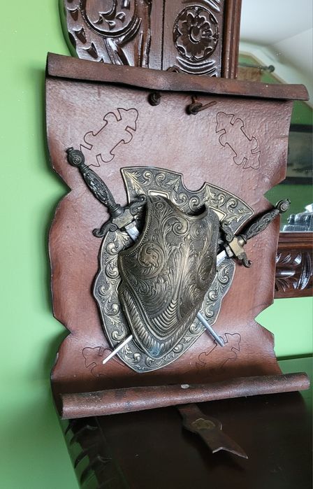 Panoplia z tarczą pancerzem i dwóch skrzyżowanych mieczy