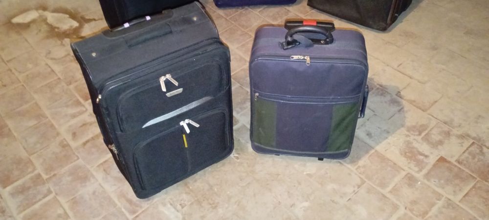 Чемодан на колесиках.