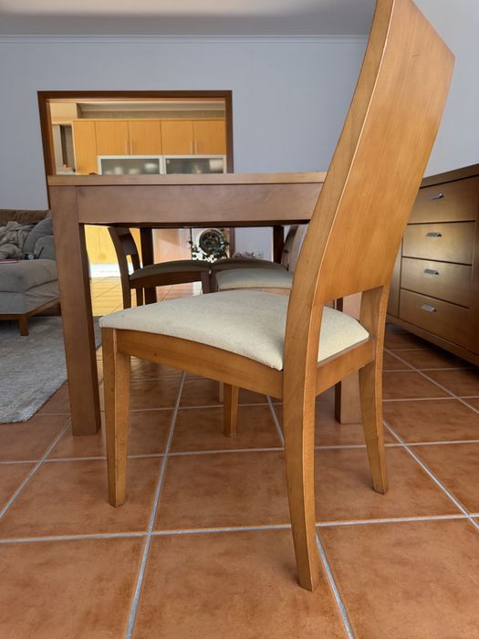 Mesa de Jantar Extensível + 4 Cadeiras