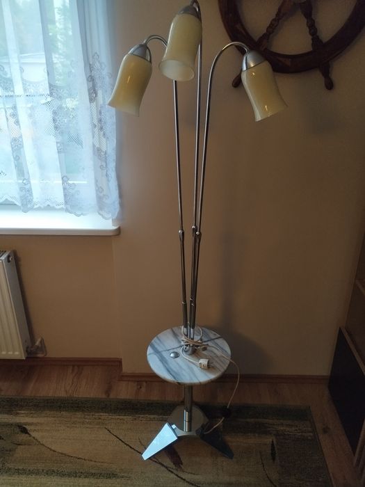 Lampa podłogowa z blatem