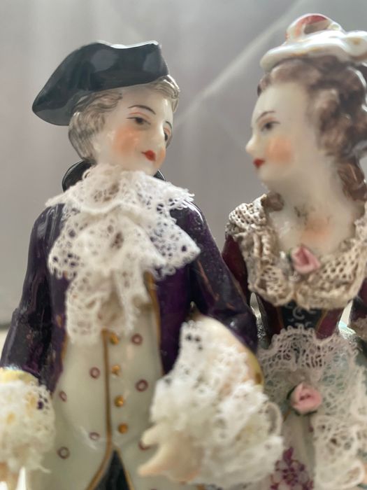 Антикварная фарфоровая статуэтка с кружевом

Германия, конец XIX века