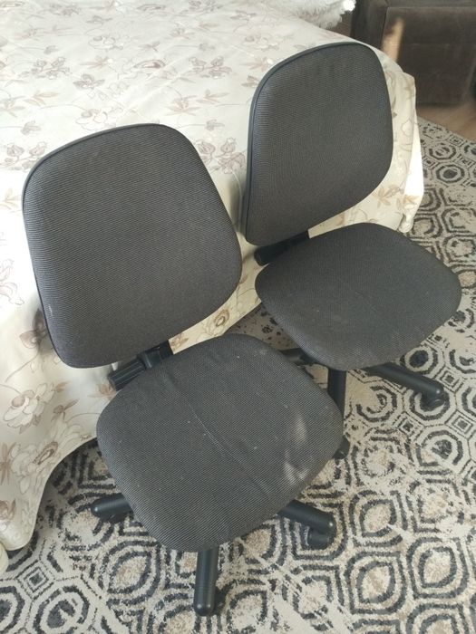 Два офісні, комп'ютерні крісла