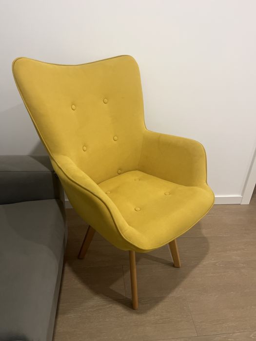 Poltrona amarela usada