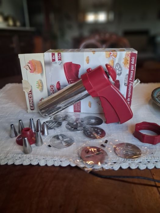 Máquina com acessórios para confecção de  bolachas e biscoitos.