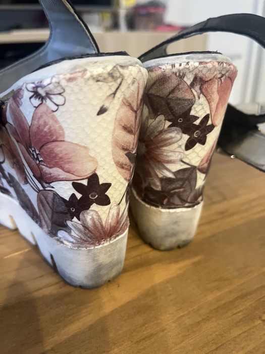 Buty na koturnie Lasocki