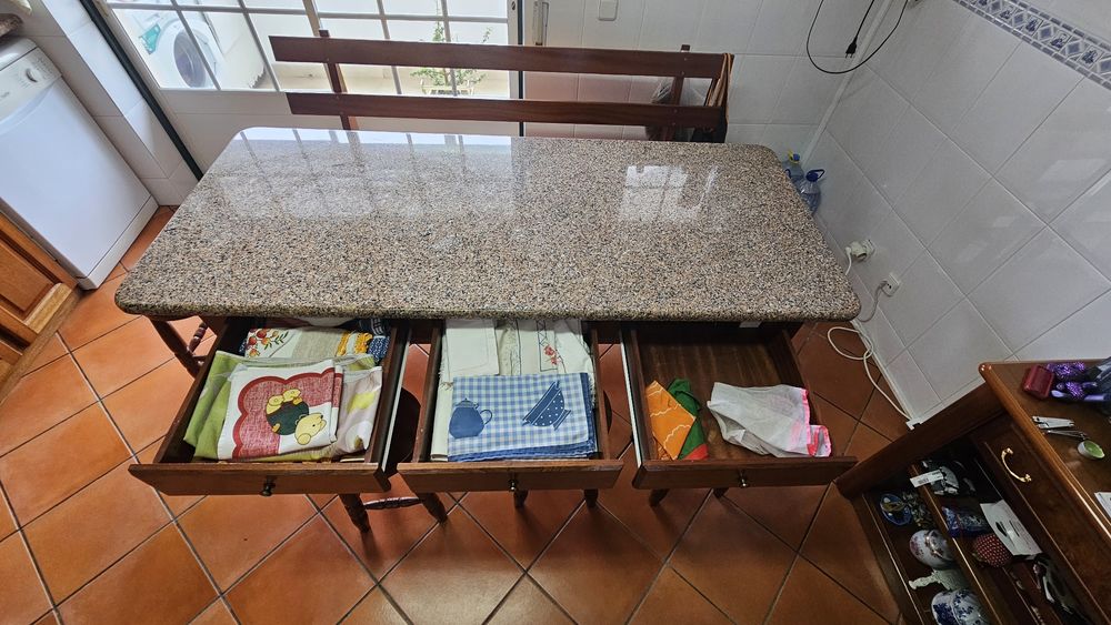 Mesa de cozinha rústica com granito + bancos e cadeira corrida