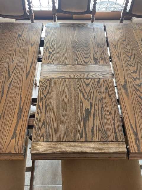 Mesa de jantar e cadeiras