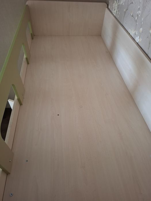 Продам дитяче ліжко-горище зі столом, шафою та шухлядами