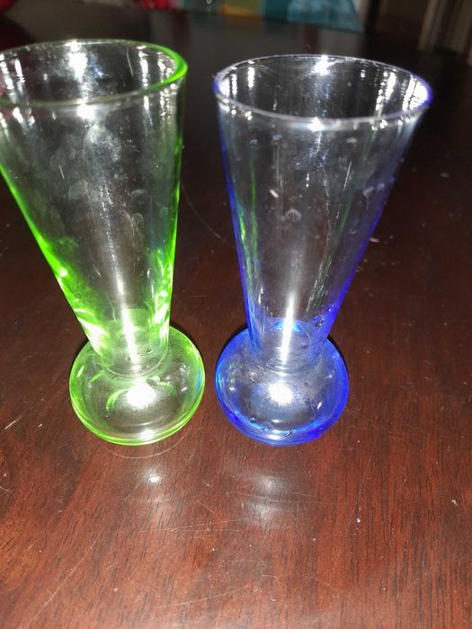 Conjunto de copos de licor multicolor com tabuleiro