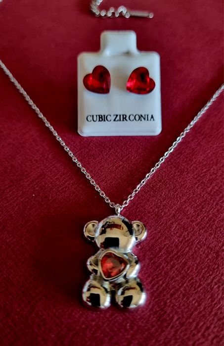 Conjunto prateado (colar + brincos), em aço, coração vermelho.