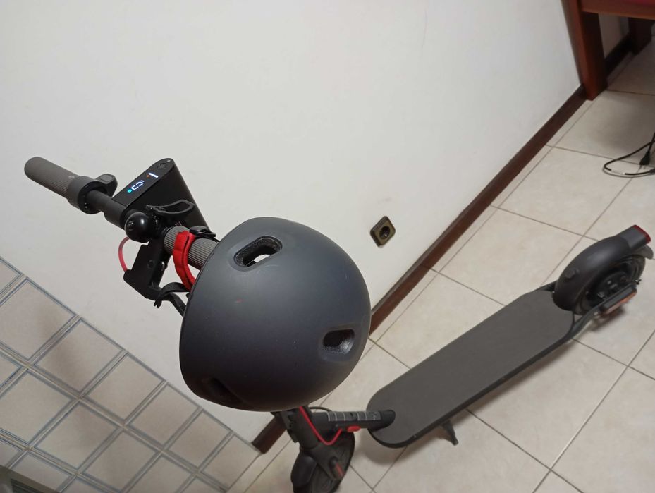 Trotinete Xiaomi e capacete