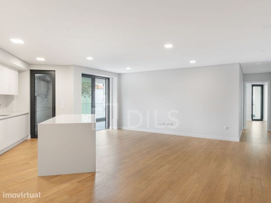 Apartamento T2 novo, na Parede, junto praia, com garagem e elevador