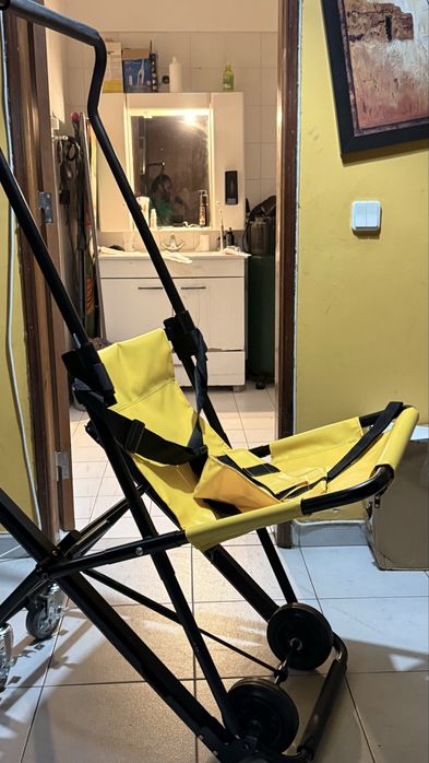 cadeira de auxiliar subir ou descer escadas