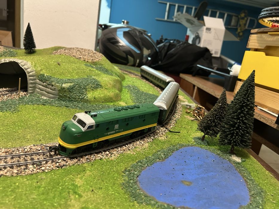 Maquete de estação de comboios e cidade