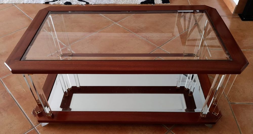 Mesinha de sala / apoio em acrílico envernizada