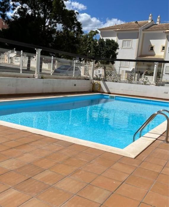 Apartamento T2 ferias condominio garagem 400mts praia
