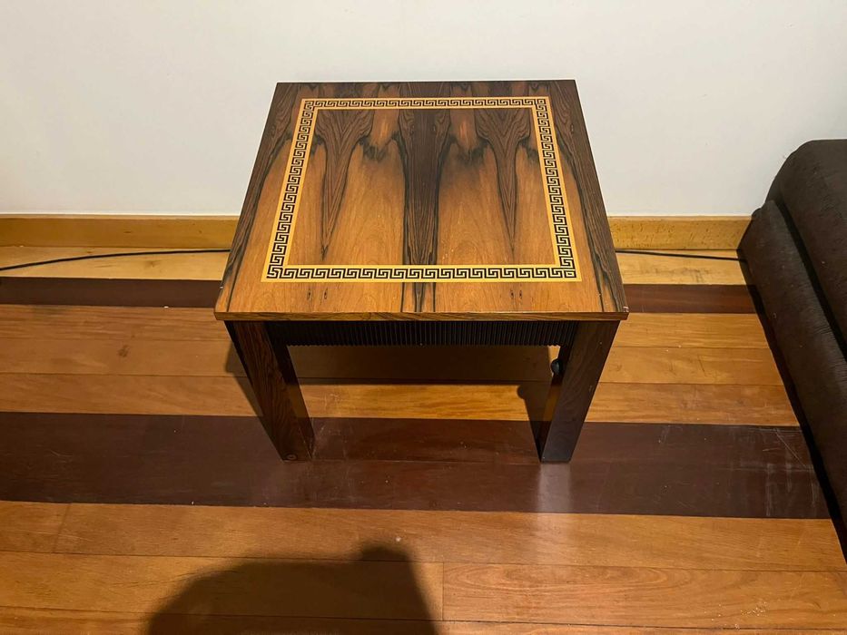 Mesa pequena de madeira maciça436897233838417921