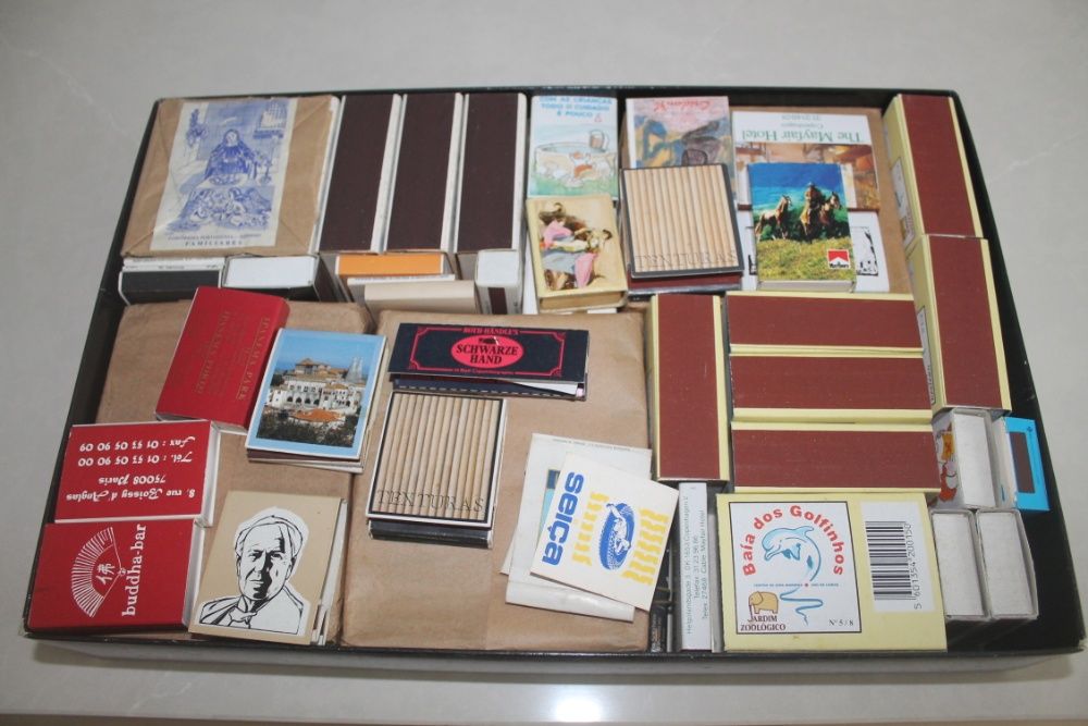Milhares de carteiras e caixas de Fósforos para colecção