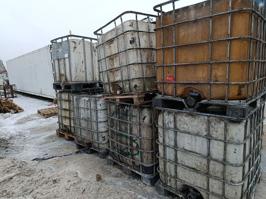 Єврокуб у металевій обрешітці на піддоні.