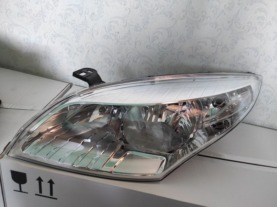 Фара фари Рено Меган 3 Renault megane 3 260108719R 260607449R