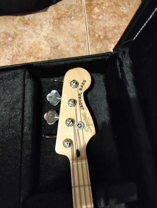 Baixo elétrico squier jaguar jazz bass,  cor preto