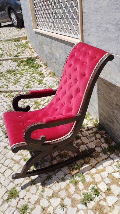 Cadeira de baloiço em veludo.