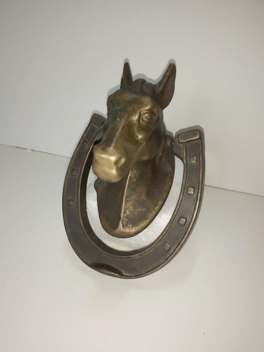 Batente de porta, em forma de cabeça de cavalo e ferradura, em latão
