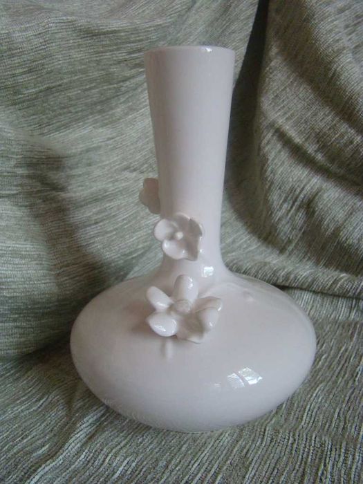 Biały ceramiczny wazon