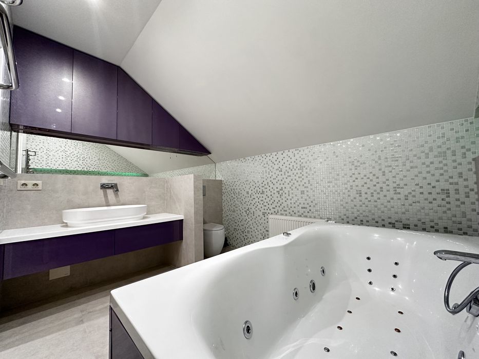 Будинок з басейном та гостьовим будинком в тихому місці Дмитрівка