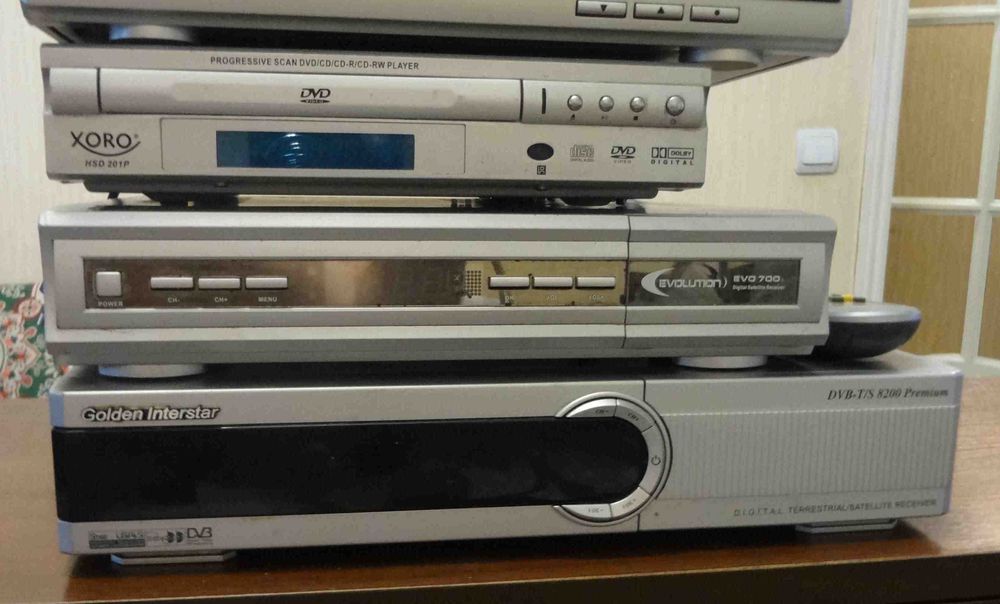 Спутниковые ресиверы, тюнера, DVD, 8 штук