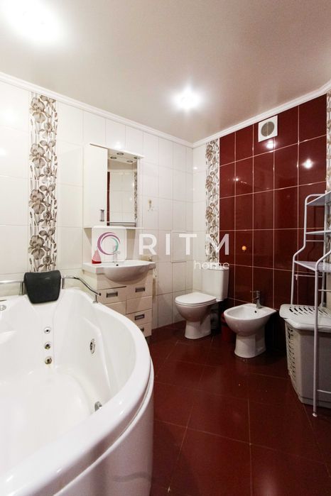 4-к. квартира з меблями та ремонтом за вул. Відродження