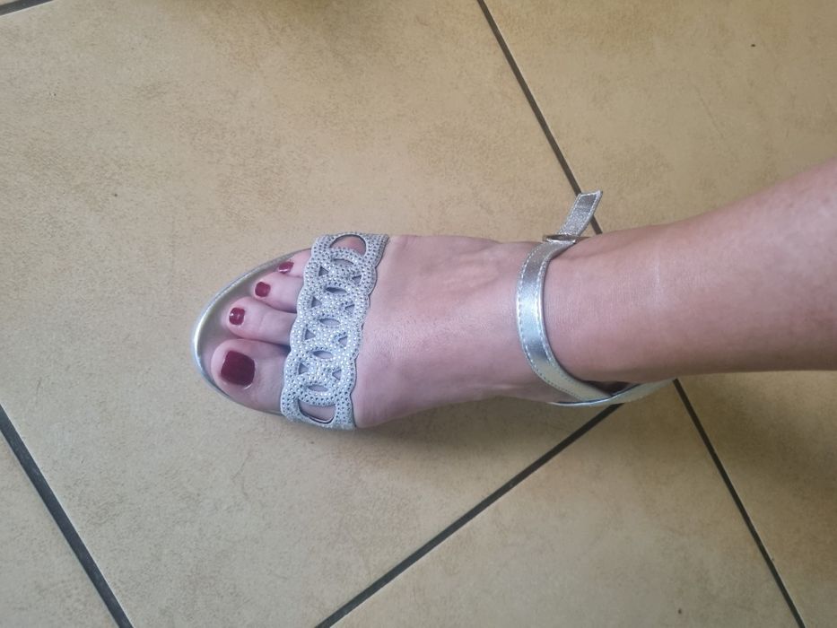 Piękne srebrne sandały