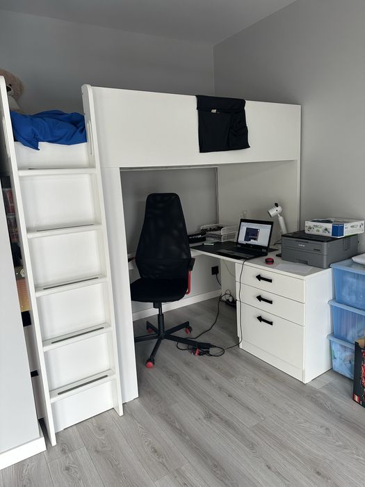 Łóżko piętrowe IKEA SMASTAD z biurkiem, szafką i krzesłem – komplet