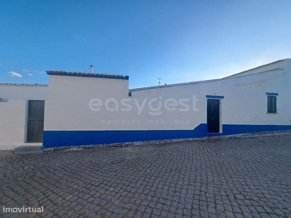 Moradia Térrea localizada na simpática localidade de Santa Vitória,...