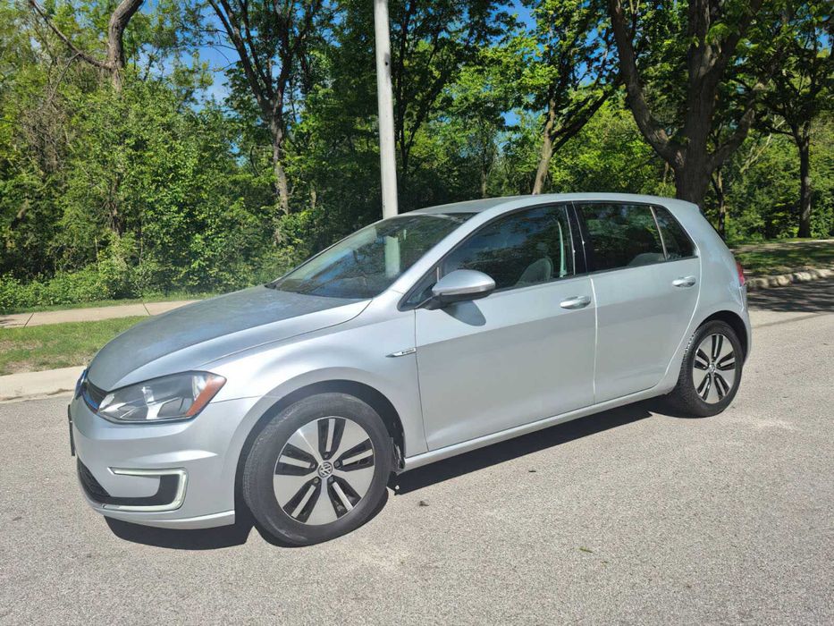Volkswagen e-Golf SE      2016