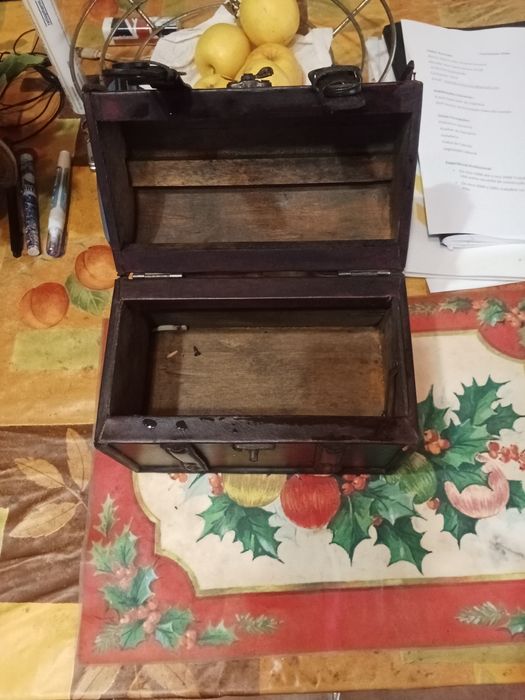 Vendo guarda jóias antiguissima.