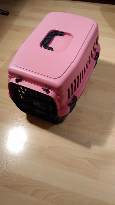 Używany plastikowy transporter dla zwierząt.