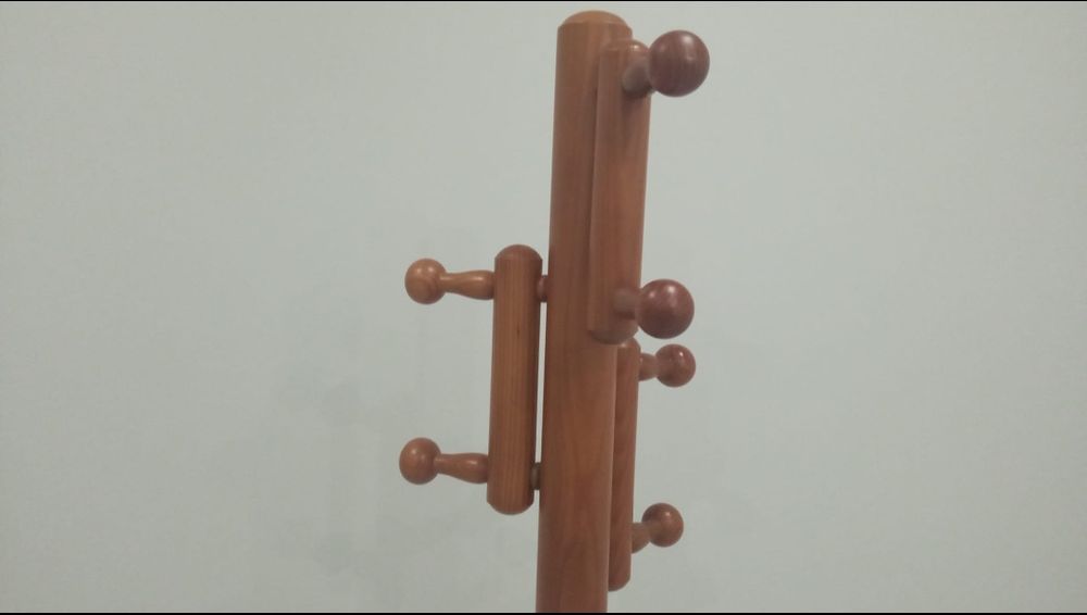 Cabide de quarto em pinho mel envernizado