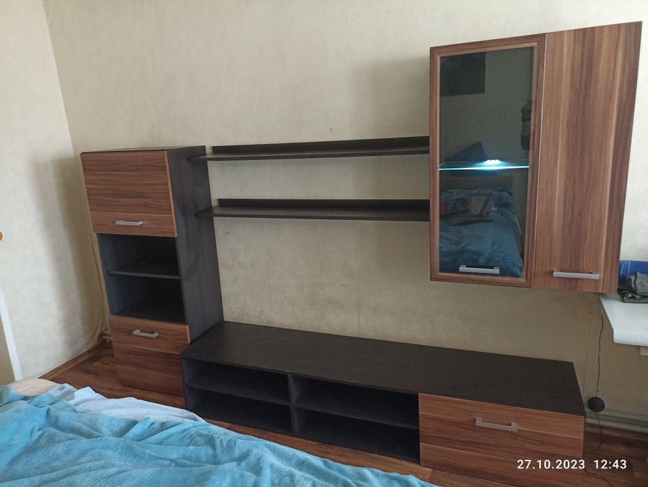 Горка стінка в залу