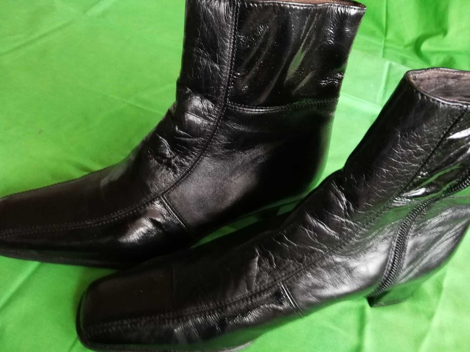 Botas pretas semi-novas