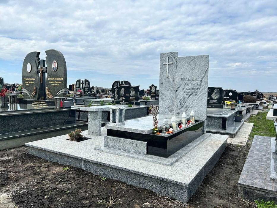 Памятники з білого граніту / мармуру | SVS-GRANIT 2025