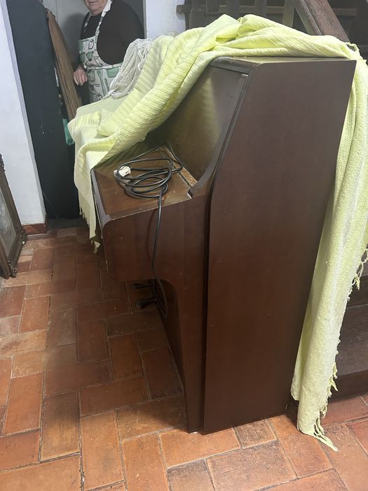 Sofá em pele-cabedal cor mel