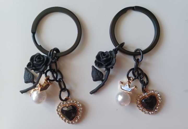 Ozdobne  czarne breloki roze serce perelki styl gotycki