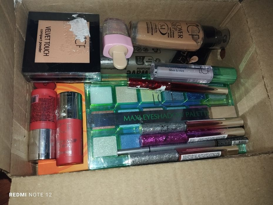 Набор совершенно новой, запечатанной косметики