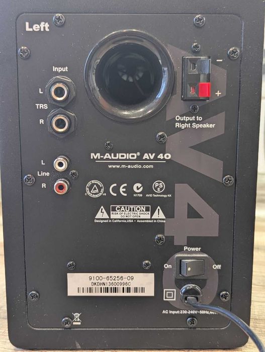 Часть от системы активных мониторов M-AUDIO STUDIOPHIL AV40 активная